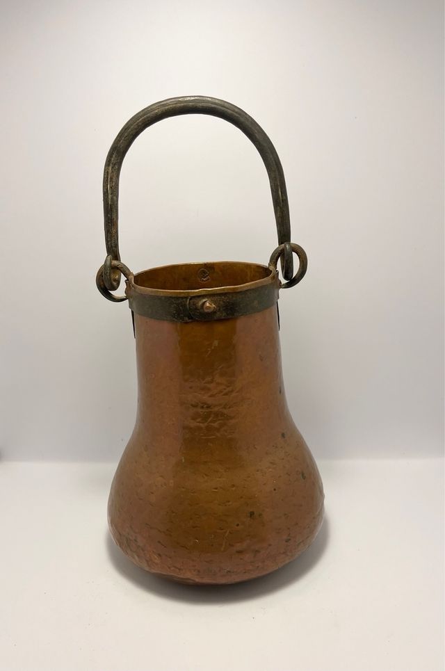 Antigua olla o caldero de cobre