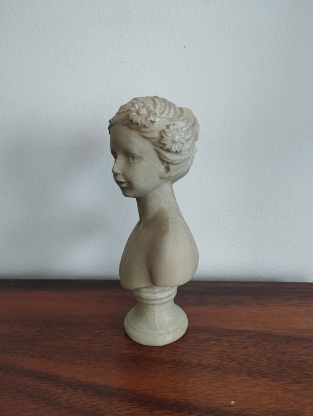 Pequeño busto clásico de niña.