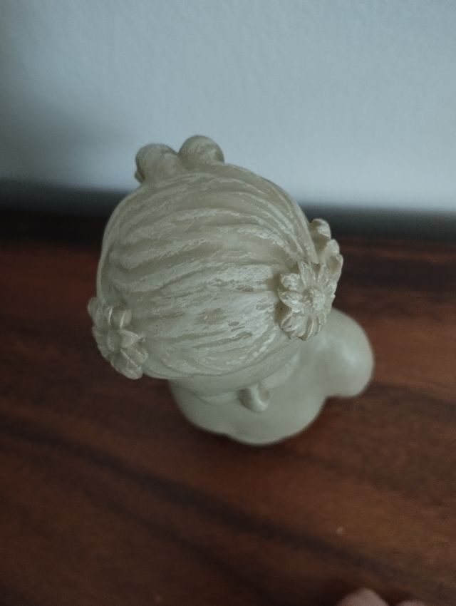 Pequeño busto clásico de niña.