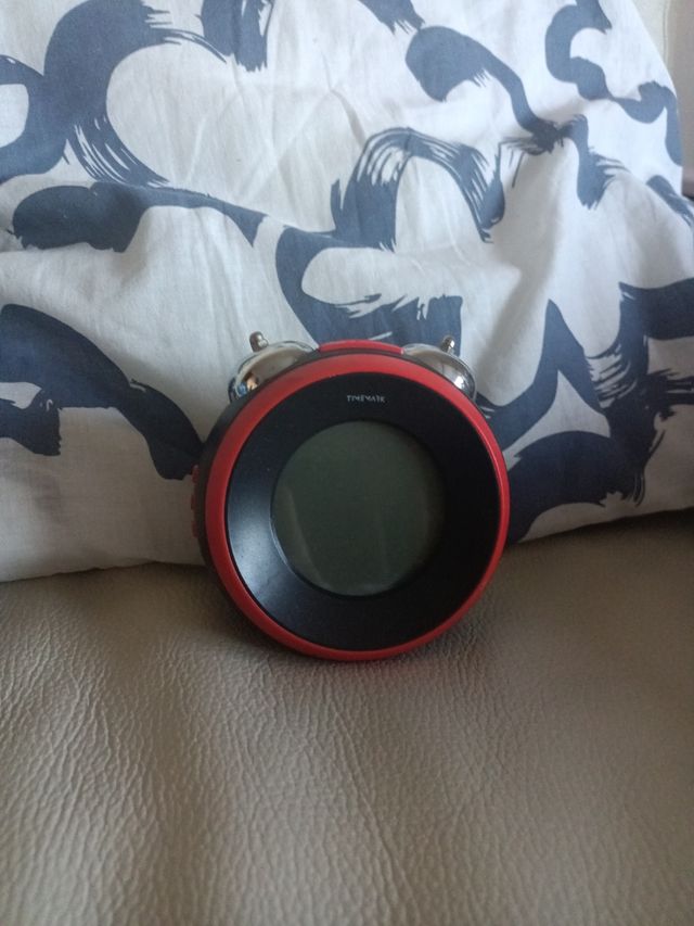 Reloj despertador digital rojo