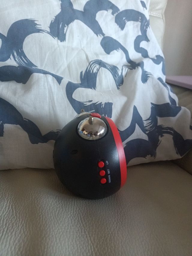 Reloj despertador digital rojo