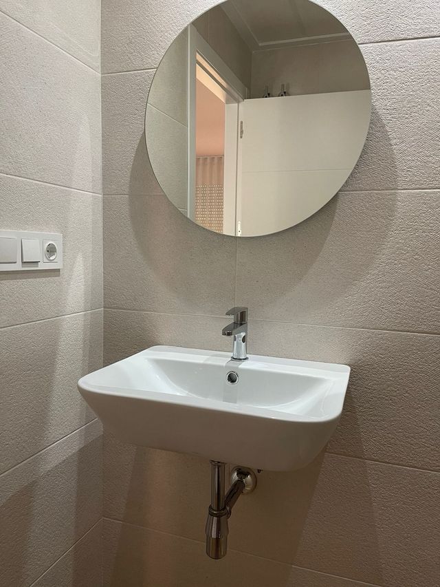 Lavabo blanco con sifón cromado