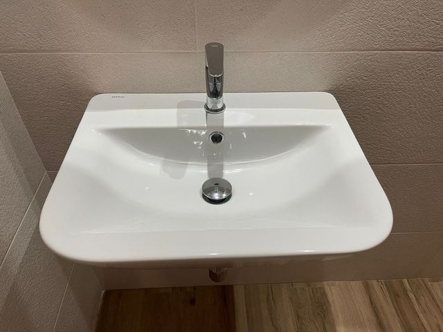 Lavabo blanco con sifón cromado