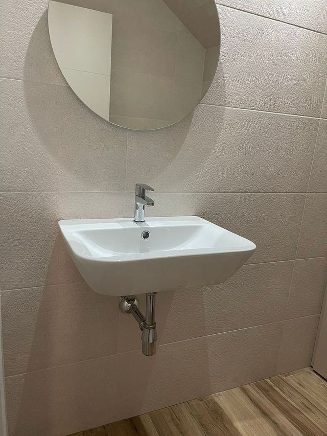 Lavabo blanco con sifón cromado