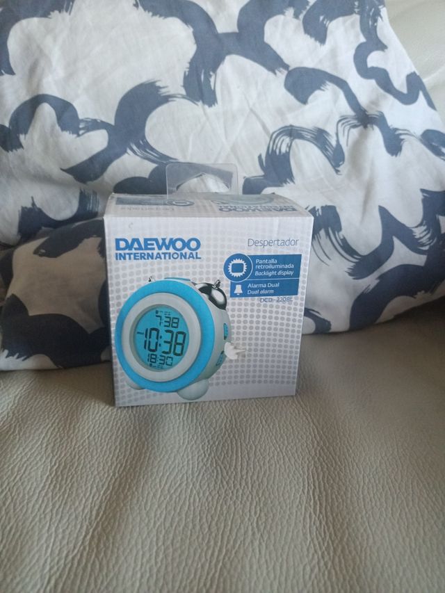 Reloj despertador digital azul