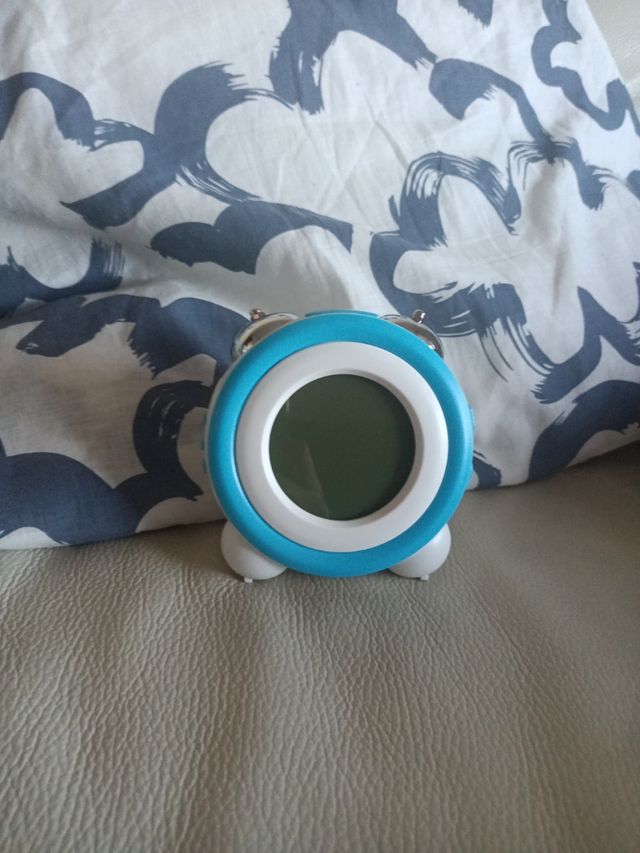 Reloj despertador digital azul