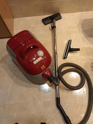 ASPIRADOR CON DEPÓSITO DE AGUA