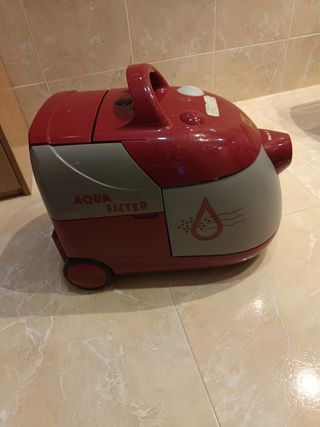 ASPIRADOR CON DEPÓSITO DE AGUA