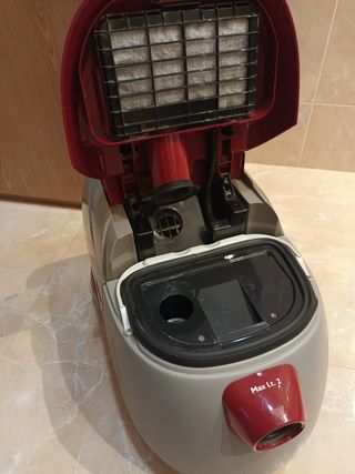 ASPIRADOR CON DEPÓSITO DE AGUA