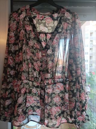 Camisa cuello pico estampada 