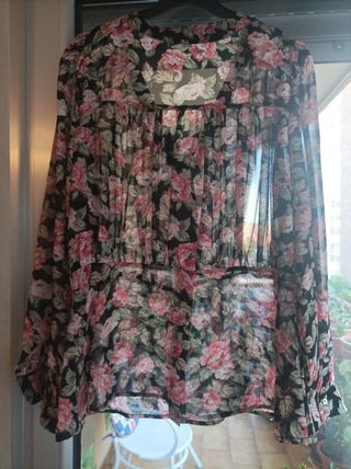 Camisa cuello pico estampada 