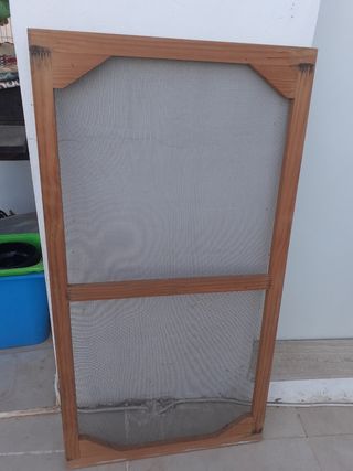 Mosquitera con marco de madera como nueva