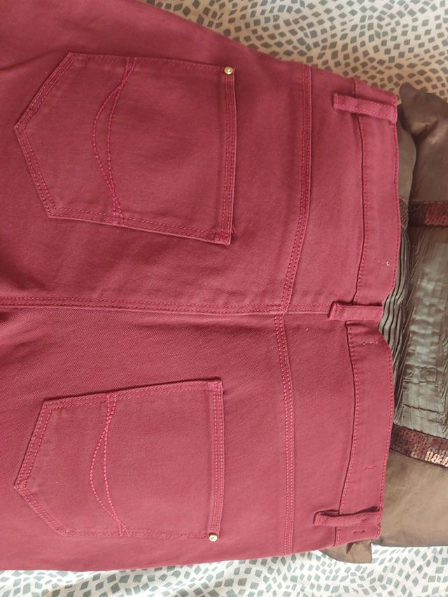 Pantalón vaquero mujer burdeos