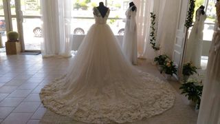 Vestido de novia con cola desmontable