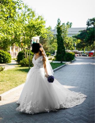 Vestido de novia con cola desmontable