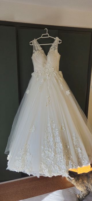 Vestido de novia con cola desmontable