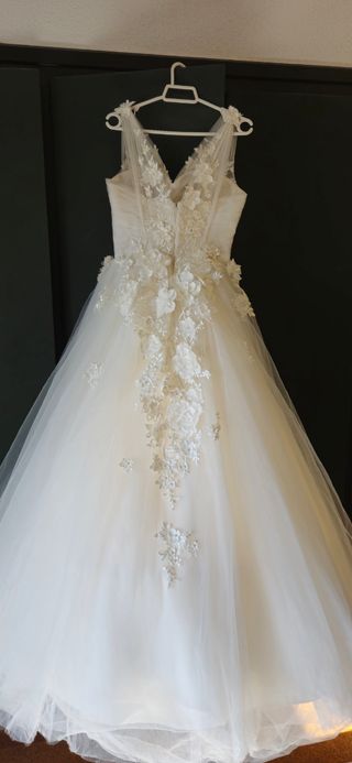 Vestido de novia con cola desmontable