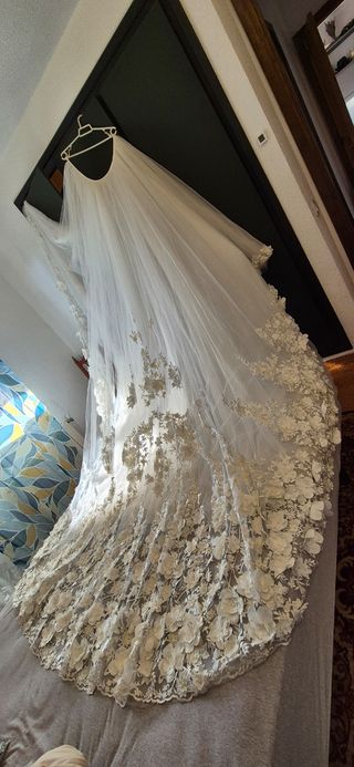 Vestido de novia con cola desmontable