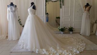 Vestido de novia con cola desmontable