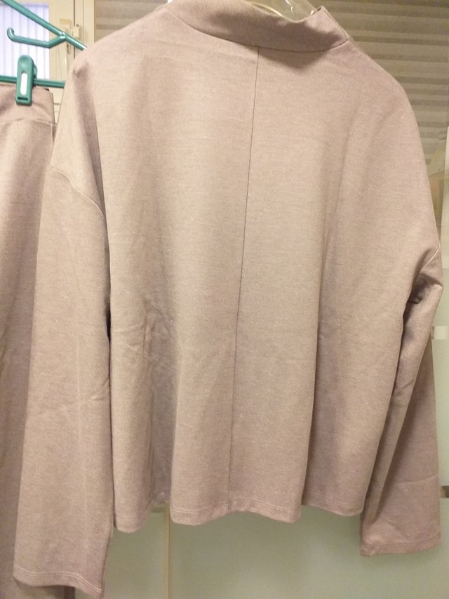 Camisa de mujer marrón puede ir con pantalón