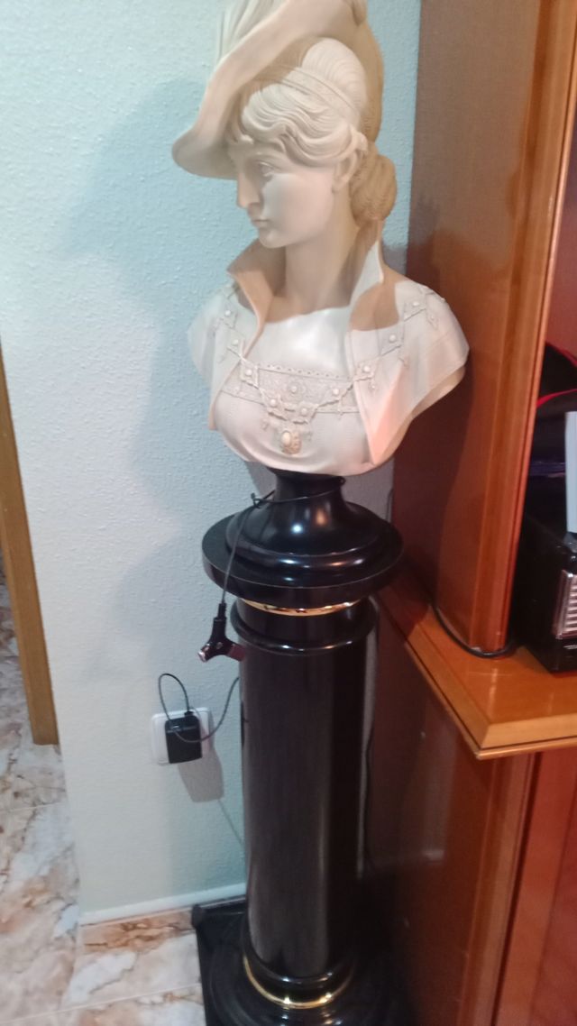 Busto arnaldo ,dama del sombrero