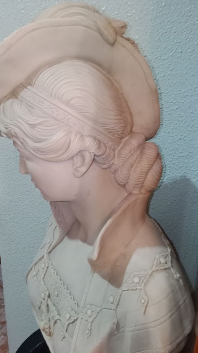 Busto arnaldo ,dama del sombrero