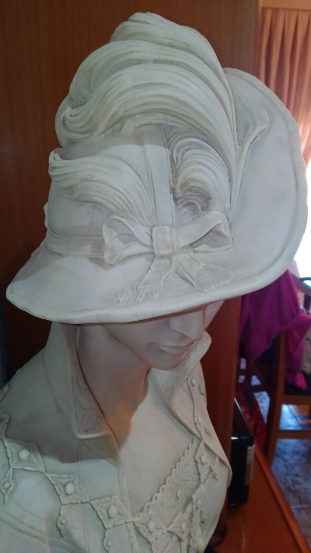 Busto arnaldo ,dama del sombrero