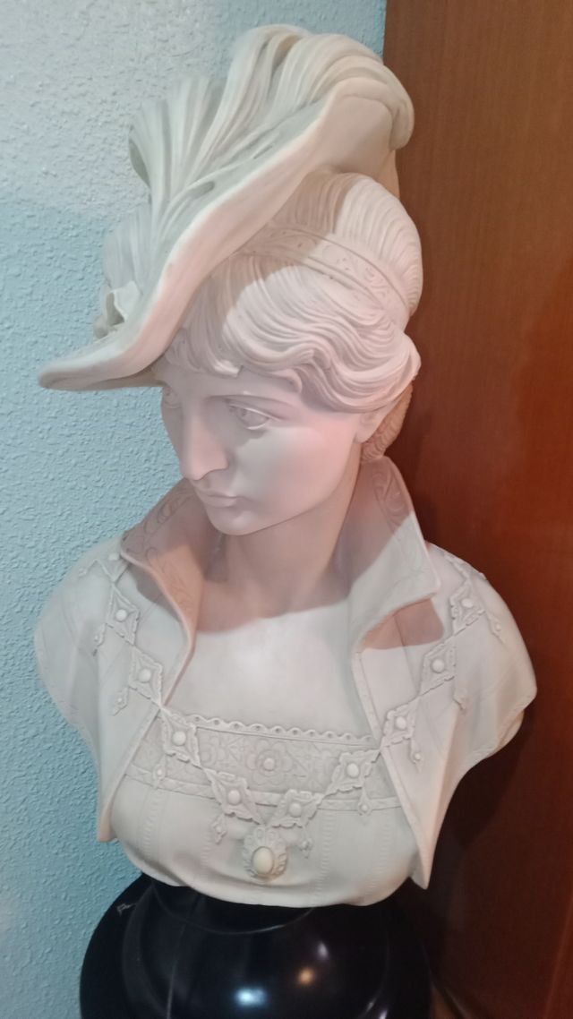 Busto arnaldo ,dama del sombrero