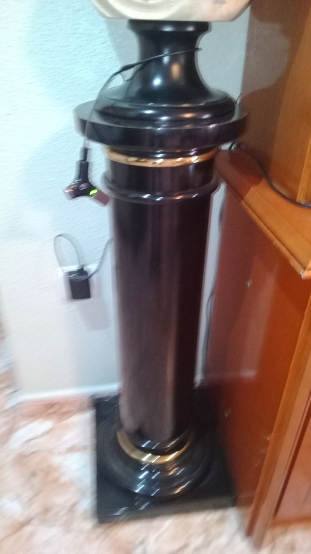 Busto arnaldo ,dama del sombrero