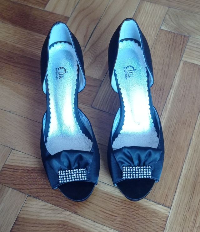 Zapatos de tacón de tela negra, JK. Talla 37.