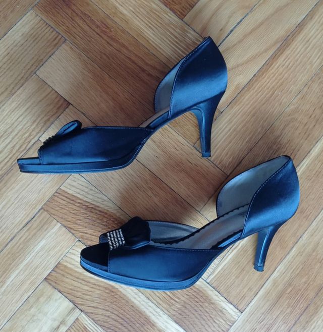 Zapatos de tacón de tela negra, JK. Talla 37.