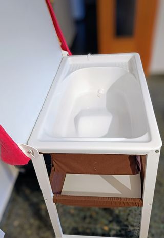 Mueble cambiador de bebé con bañera
