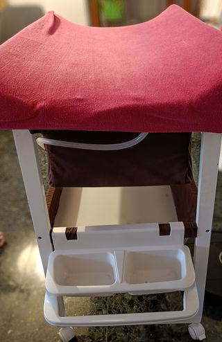 Mueble cambiador de bebé con bañera