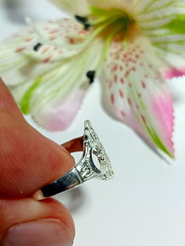 Precioso anillo virgen del Rocío plata.