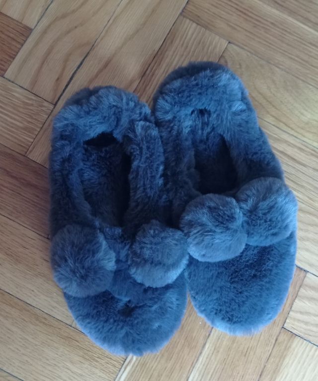 Zapatillas antideslizantes de pelo gris.Talla 35/6