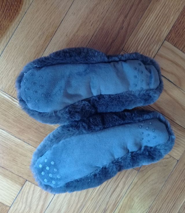 Zapatillas antideslizantes de pelo gris.Talla 35/6