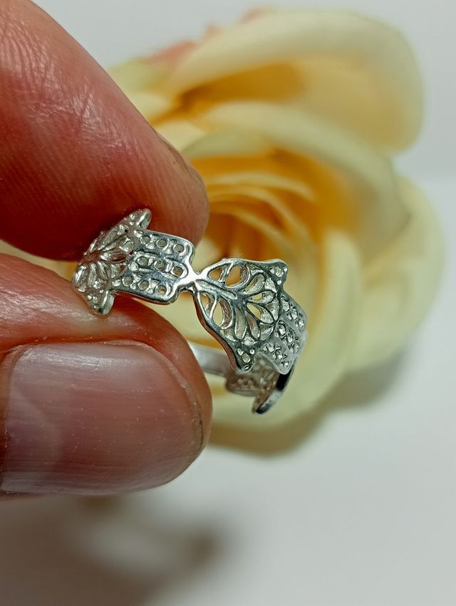 Precioso anillo de Fátimas plata de ley.