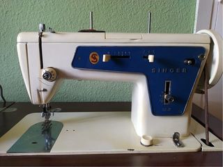 Maquina de coser Singer con mueble