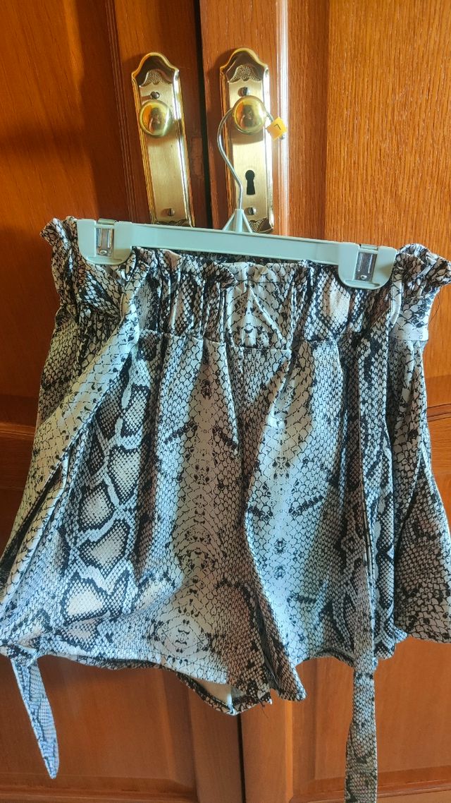 Pantalón corto tela serpiente