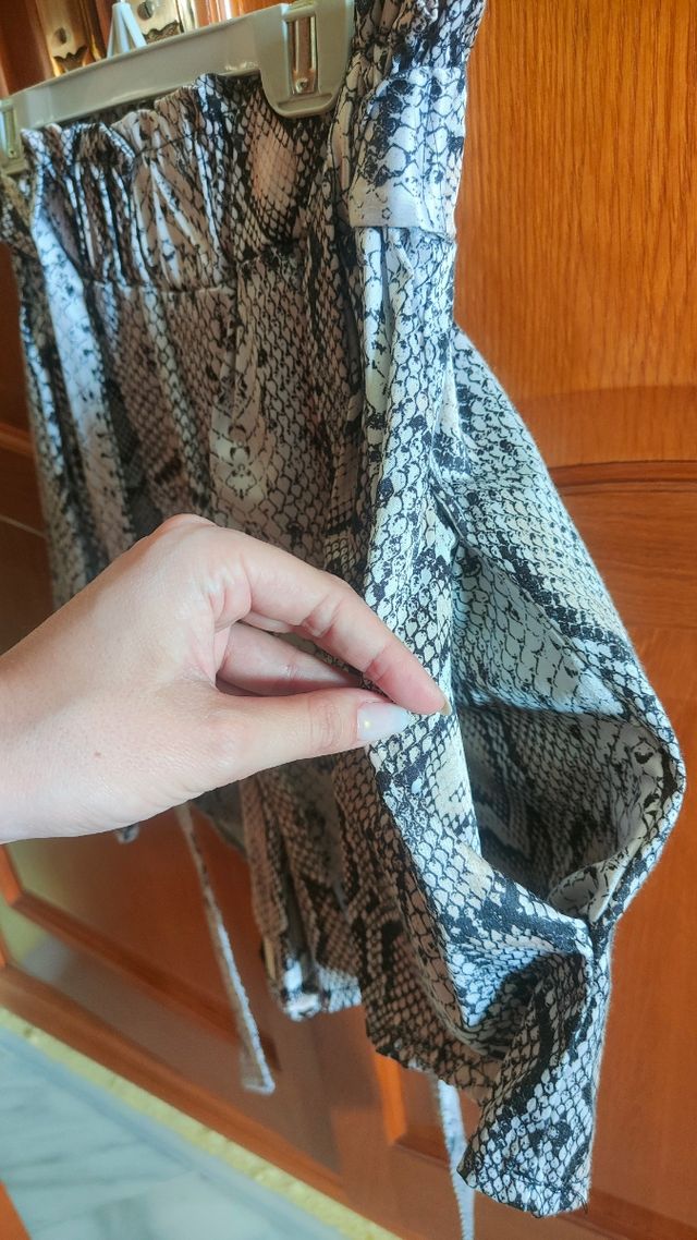 Pantalón corto tela serpiente