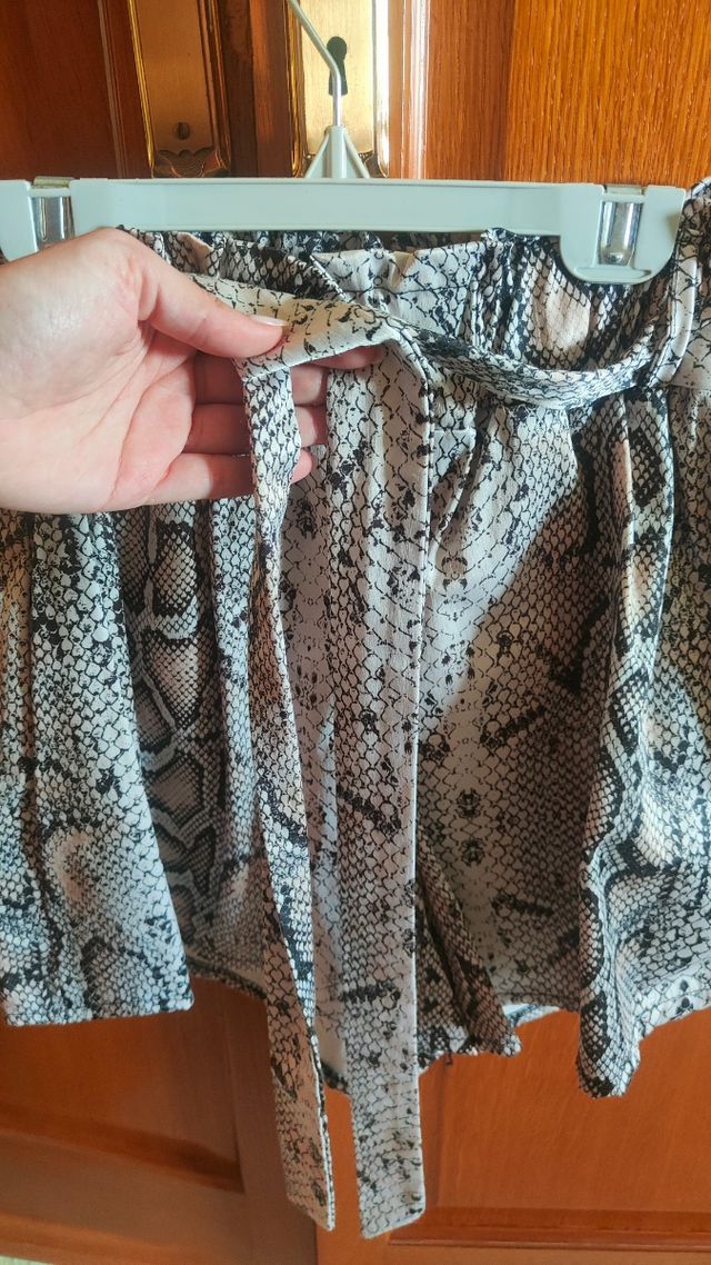 Pantalón corto tela serpiente