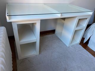 Escritorio. Mesa blanca de madera y cristal. IKEA