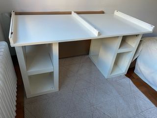 Escritorio. Mesa blanca de madera y cristal. IKEA