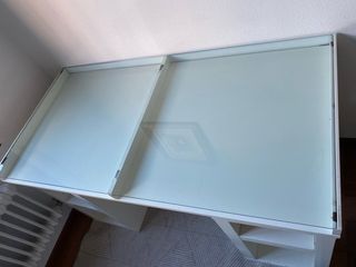 Escritorio. Mesa blanca de madera y cristal. IKEA