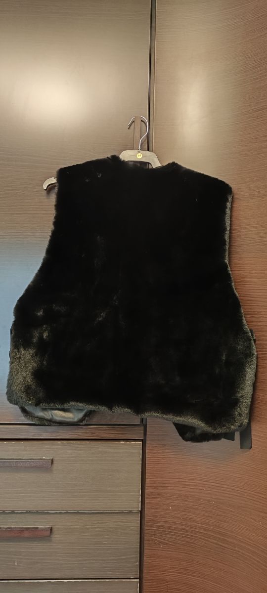 Chaleco negro de pelo