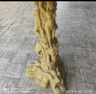 Tavolino intagliato in resina 