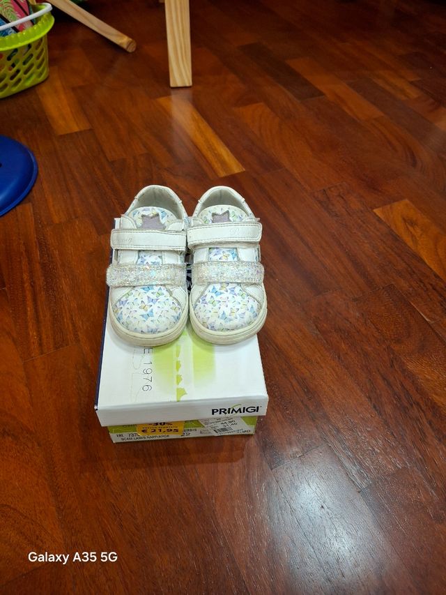 Scarpe con strappo per bimba numero 22