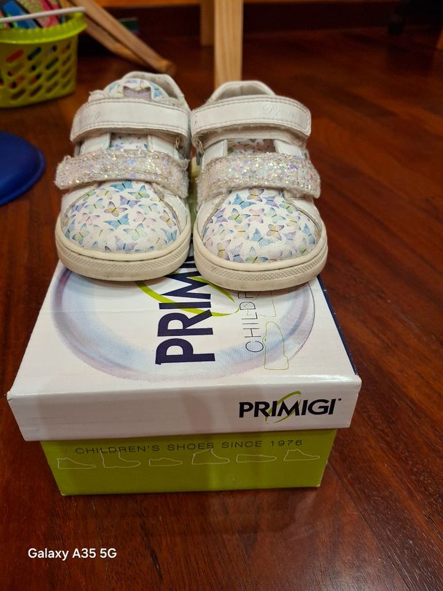 Scarpe con strappo per bimba numero 22