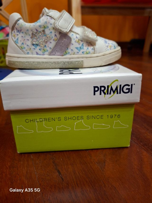 Scarpe con strappo per bimba numero 22