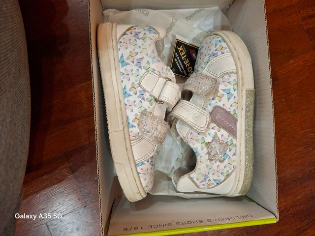 Scarpe con strappo per bimba numero 22